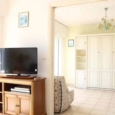 Apartment Grand Résidence: Spacious Near With Pool