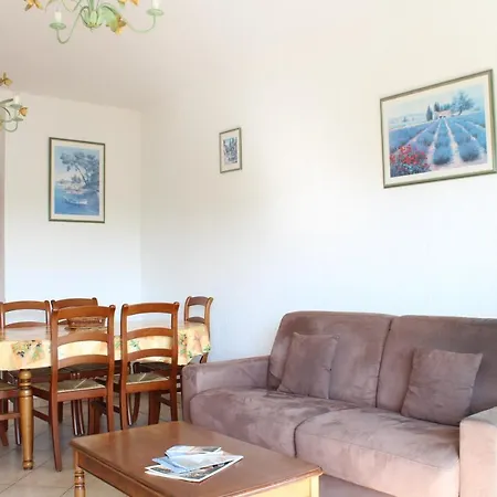 Apartment Grand Résidence: Spacious Near With Pool